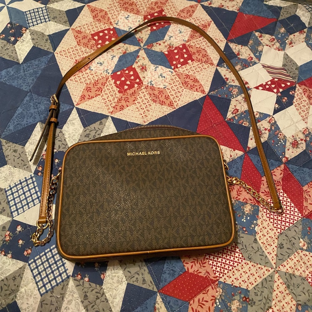 Michael Khors cross body brand new just to small got it a couple months ago
